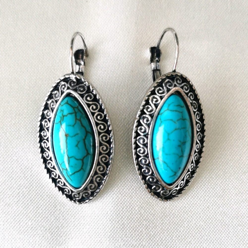 #35~NWOT Turquoise earring set.